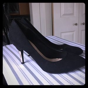 Black pumps with gold heel